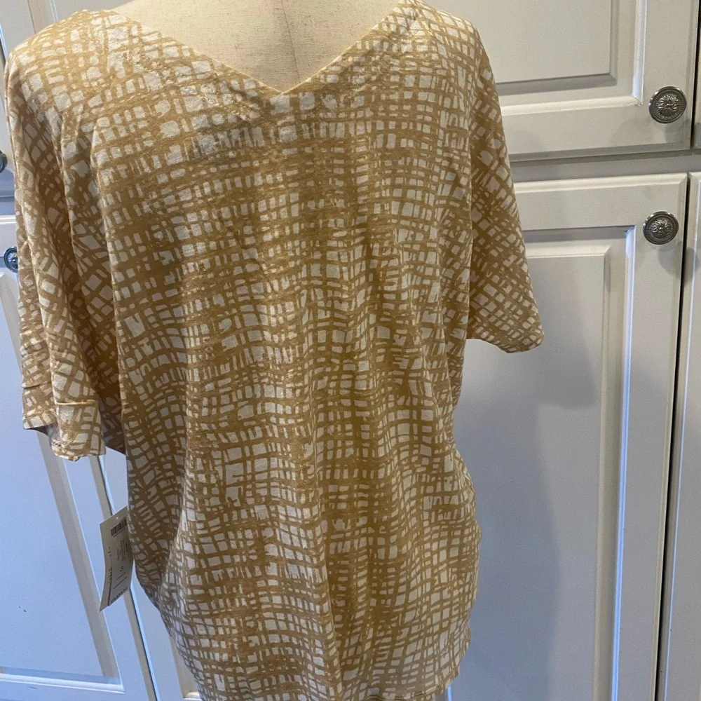 Chico's Gold and Cream Short Sleeve Hatch V-Neck tee - Picture 3 of 5